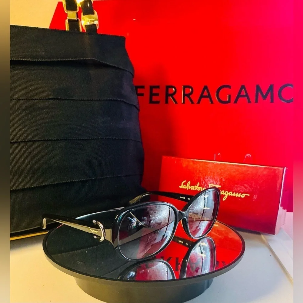 SALVATORE FERRAGAMO SUNGLASSES BLACK OVAL